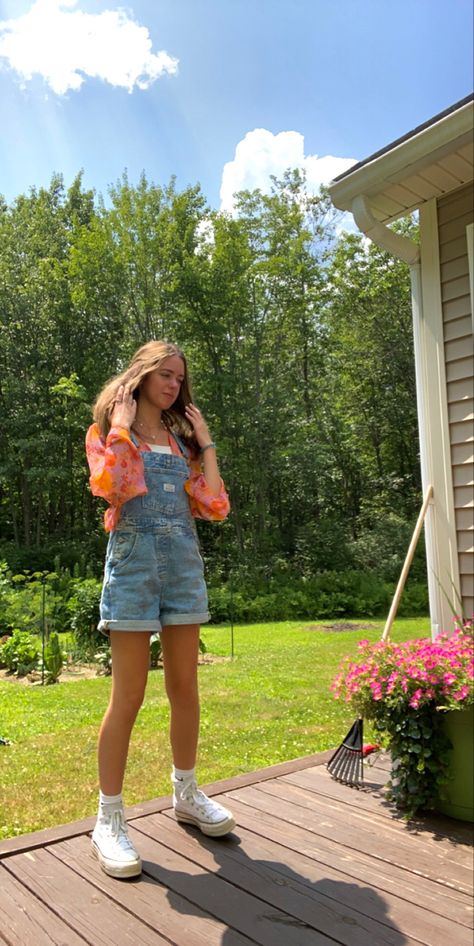 Short Jean Overall Outfits, Light Wash Overall Shorts Outfit, Linen Overall Shorts Outfit, Short Overalls Outfit Summer Aesthetic, Cute Garden Outfits, Styling Overalls Summer, Colder Spring Outfits, Girly Overall Outfits, Preppy Overalls Outfit