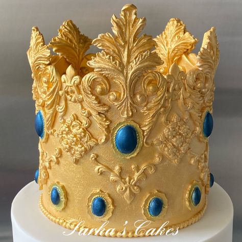 #fondant #caketopper #sarkascakes #crown #sugarart #cake #caketopperidea # Fondant Crown, Art Crown, Crown Cupcake Toppers, Crown Cupcakes, Fondant Ideas, Crown Cake, Amazing Food Decoration, Sugar Art, Food Decoration