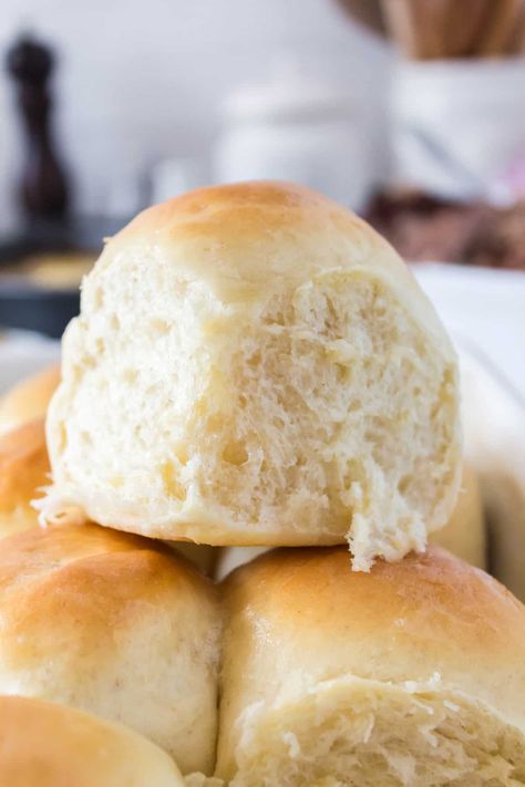 This Sourdough Dinner Rolls recipe makes the best buns. Enjoy gorgeous fluffy, soft pull-apart rolls any time. Sourdough Dinner, Sourdough Dinner Rolls, Dinner Roll Recipe, Dinner Roll, Homemade Banana Bread, Homemade Rolls, 30 Minute Dinners, Spend With Pennies, Baked Dinner