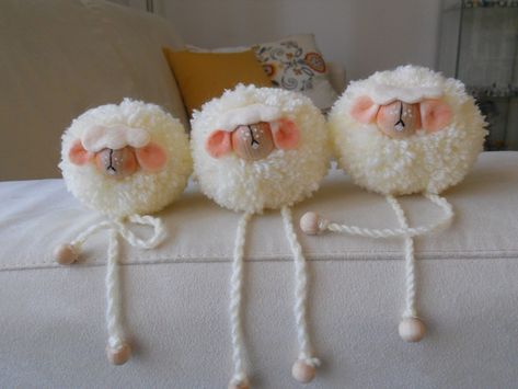 Risultati immagini per PON PON pasqua Yarn Animals, Pom Pom Animals, Sheep Crafts, Diy Pom Poms, Pom Pom Crafts, Oita, Animal Crafts, Peg Dolls, Summer Crafts