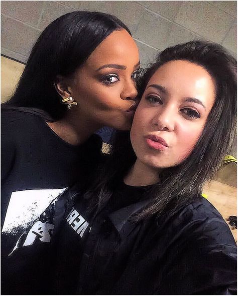 Rihanna backstage with fans at ANTI World Tour... Rihanna Fenty Puma, Rihanna Fan, Rihanna Riri, Good Girl Gone Bad, Wwe Girls, Rihanna Fenty, Vancouver Canada, Barbie World, Beyonce