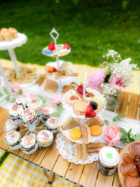 Bridgerton Picnic, Summer Picnic Ideas, Picnic Tea Party, Bridal Picnic, Themed Picnic, Themed Tea Party, Picnic Cake, Tiered Dessert Stand, Picnic Inspo