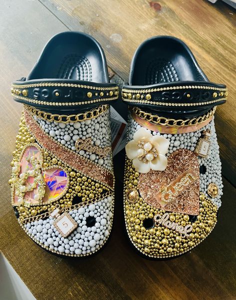 Crocs Custom, Crocs Diy, Bling Crocs, Shoe Artwork, Bedazzled Shoes, Custom Crocs, Rhinestone Projects, Shoe Designs, Decorated Shoes