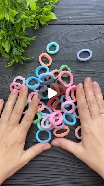 Easy Hand Sewing Crafts, Rubber Band Rings Diy, How To Make Watch Bands, Rubber Band Crafts Diy, Kids Bracelet Ideas, Hair Crafts Diy, Diy Headbands For Kids, Rubber Band Bracelet Tutorial, Diy Hair Accessories For Kids