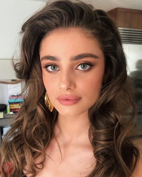 Taylor Hill on Instagram: “the most beautiful 😍  #taylorhill  #face #glam #eyes #hot #fashion #instagood #stylish #nyfw #selenagomez #newyork #vintage #tagsforlikes…” Taylor Hill Style, Italy Wedding Dress, Red Carpet Makeup, Wedding Dress Alterations, Taylor Marie Hill, Taylor Hill, Celebrity Makeup Artist, Celebrity Makeup, Makeup Inspo