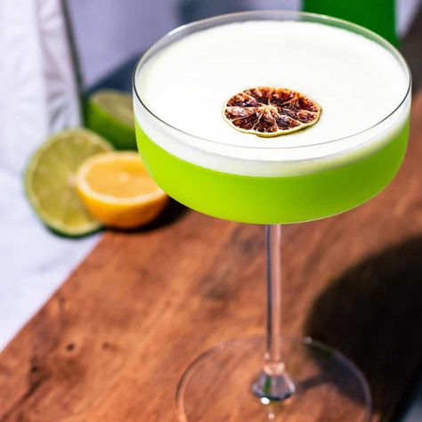 Midori Sour Recipe, Midori Cocktails, Irish Cocktails, Cocktails Made With Vodka, Midori Sour, Unique Cocktail Recipes, Homemade Irish Cream, Irish Drinks, Day Cocktails