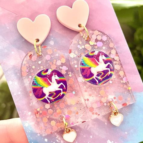 Lisa Frank Rainbow Chaser Horse Sticker Acrylic Earrings For Sale! These Earrings Are Absolutely Adorable. They Are Handmade By Me With Resin. Each Earring Has An Original Lisa Frank Sticker Embedded In It. They Are About 3 Inches Tall And Almost 1 Inch Wide. They Are From My Boutique, And Are Absolutely Cute And One Of A Kind! Pokemon Jewelry, Lisa Frank Stickers, Beautiful Beaded Jewelry, Fashion Business Casual, Lisa Frank, Acrylic Earrings, Pink Purple, Business Casual, 1 Inch