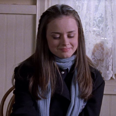 Rory Gilmore Shoulder Length Hair, Rory Gilmore Hair Inspiration, Rory Gilmore Hair Layers, Rory Gilmore Scarf, Rory Gilmore Side Profile, Rory Gilmore Braids, Rory Gilmore Hair Bangs, Rory Gilmore Headband, Rory Gilmore Hairstyles