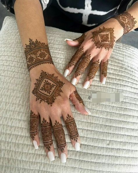 Latest mehandi designs back hands mehandi designs front hand mehandi designs unique style Mehandi designs fingers mehandi designs stylish Mehandi designs fingers mehandi designs arabic mehandi designs kashees mehandi designs classic mehandi designs simple henna design Indian tattoo simple mehandi designs Indian bridal mehandi designs pakistani bridals mehandi designs round shape Mehandi designs chane style Mehandi designs Front Mehndi Design, Simple Mehendi Designs, Tato Henna, Henna Tattoo Designs Hand, Modern Henna Designs, Mehndi Designs For Kids, Very Simple Mehndi Designs, Simple Mehndi Designs Fingers, Pretty Henna Designs