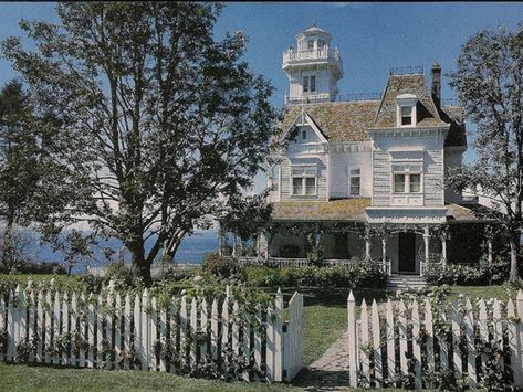 The stunning house featured in the 1998 movie Practical Magic is the ne plus ultra of Victorian homes. (image: Victoria Magazine) Practical Magic Movie, Practical Magic House, Movie Houses, Old Victorian Homes, Victoria Magazine, Magic House, Casas Coloniales, House By The Sea, White Picket Fence