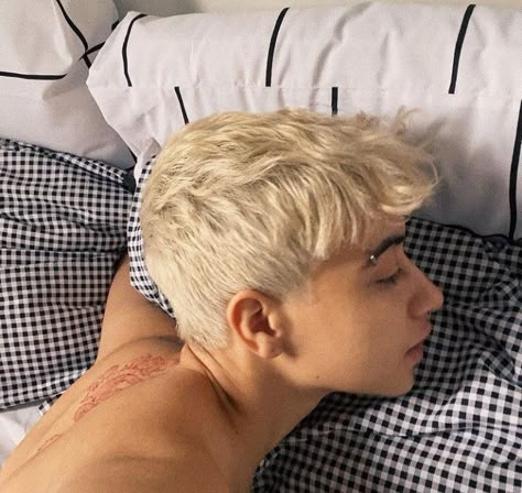 Tattoo Fly, Bleached Hair Men, Short Bleached Hair, Dyed Hair Men, Mens Haircuts Short Hair, Men Hair Color, Men Haircut Styles, Mens Haircuts Short, Bleached Hair