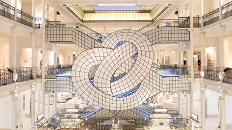 The escalators of Parisian department store Le Bon Marché appear to have been tied in a knot in this installation by Argentian artist Leandro Erlich. Store Installation, Parisian Store, Contemporary Art Installation, Large Scale Artwork, Basement Stairs, Land Art, Mua Sắm, Retail Design, Eiffel Tower Inside