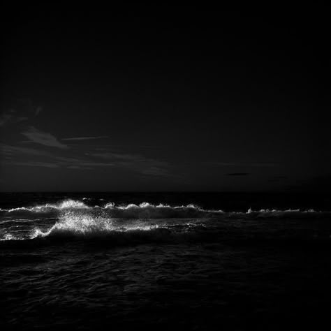 Dark Beach, Sisters Photoshoot Poses, Black And White Photo Wall, Beach At Night, Black And White Picture Wall, Touch Of Gray, Ocean Vibes, Black And White Aesthetic, Star Sky