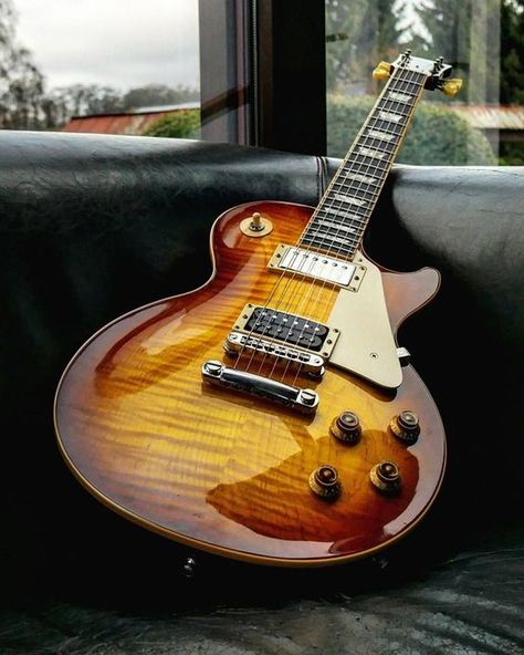 Gibson Les Paul Sunburst, Gibson Les Paul Studio, Gibson Electric Guitar, Guitar Obsession, Les Paul Guitars, Cool Electric Guitars, Les Paul Custom, Billie Joe Armstrong, Epiphone Les Paul