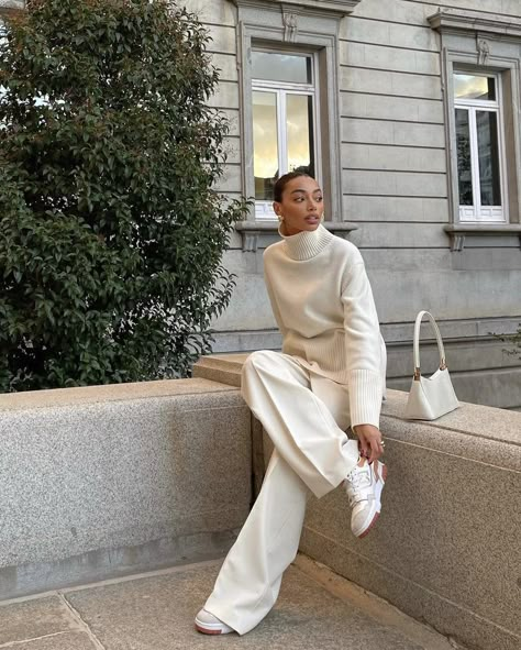 Cream Classy Outfit, Monochromatic Beige Outfit, Modest Luxury Fashion, Elegant Outfit Winter, Cool School Outfits, Classy Style Outfits, Winter White Outfit, Cream Outfit, Cool School