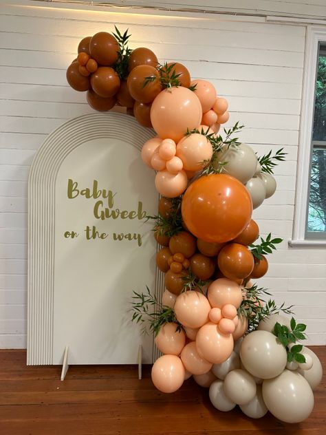 We may be out of office for the year but we still had some time to do a bonus garland on the weekend for one of the balooms member’s baby shower 🧡 Set to a woodland theme with shades of rust and peach, topped with accents of green foliage and wood ✨ Couldn’t be happier with how everything turned out!! 🥰 Fall Baby Shower Balloons, Fall Baby Shower Balloon Arch, Woodland Balloon Garland, Green Baby Shower Theme, Sage Green Baby Shower, Baby Shower Balloon Arch, Forest Baby Showers, Orange Baby Shower, Baby Shower Theme Decorations