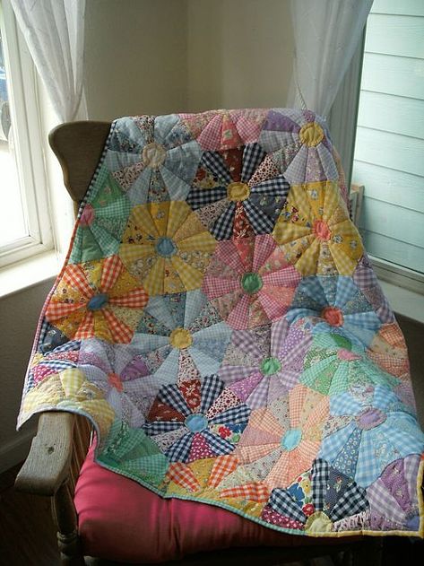 This Quilt Brings a Flower Garden Inside - Quilting Digest Colchas Quilting, Gingham Quilt, Dresden Plate Quilts, Dresden Quilt, Dresden Plate Quilt, Quilt Modernen, Flower Quilts, Pretty Quilt, Dresden Plate