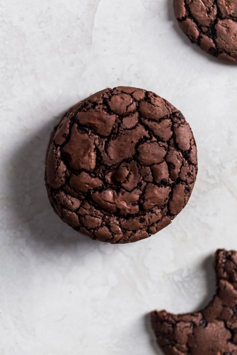 These made from scratch brownie cookies are made with cocoa powder instead of melted chocolate to keep it easy. They are chewy and have that crinkle top just like a brownie would. These cookies also have no chill time which basically makes them the perfect cookie. #browniecookie #brookie #chocolatebrowniecookie#chocolatecookies #fromscratch #cocoapowdercookies Photography Chocolate, Cocoa Powder Cookies, Chocolate Brownie Cookies, Cookie Brownie Recipe, The Perfect Cookie, Chewy Brownies, Crinkle Top, Chocolate Crinkles, Chill Time