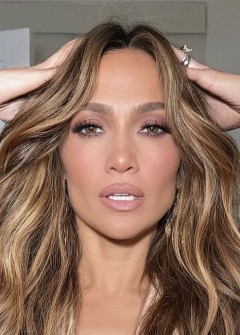 Jlo Glam Makeup, Jlo 90s Makeup, Jennifer Lopez Makeup Looks, J Lo Makeup, Jlo Makeup Looks, Makeup For Brown Hair, Jlo Looks, Jlo Hair Colors, Jennifer Lopez Hair Color