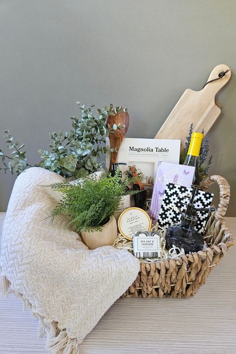 Say “Welcome Home” with a luxury gift basket filled with items that will surely impress your client or recipient! From gourmet artesian chocolate bars to an intoxicating scented candle, and cozy blanket. Give a gift basket that is impressive from start to finish! #clientgifts #realtorgiftbasket #housewarminggift #giftbaskets #giftideas #realtorgifts #closinggifts #giftbasketideas Housewarming Gift Box Ideas, Cheeseboard Gift Basket Ideas, Boujee Christmas Gifts, High End Gift Baskets, Snackbox Gift Ideas, Thank You Basket, Cooking Gift Basket Ideas, Cooking Gifts Basket, Cinco Party