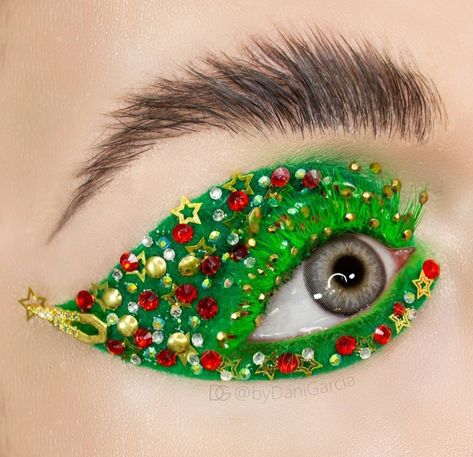 Eye makeup/eye shadow looks/ green/Christmas tree Cool Eyes, Makeup Art, Sleep Eye Mask, Makeup Looks, Eye Makeup, Crown Jewelry, Mask, Christmas Tree, Log In