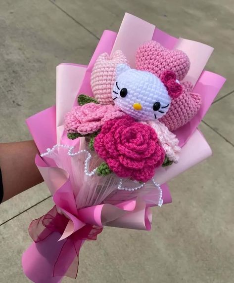 Sanrio Crochet Bouquet, Crochet Hello Kitty Bouquet, Pink Crochet Bouquet, Hello Kitty Crochet Bouquet, Crochet Bouquet Ideas, Hello Kitty Bouquet, Tops A Crochet, Crochet Hello Kitty, Crochet Store