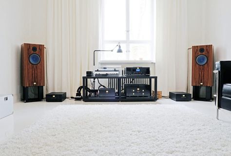 Speakers: Audio Note AN-E Spe He Signature Amplifier: Audio Note Meishu Silver CD-player: Audio Note CD 4.1x Turntable: Bauer Audio DPS 3 Tonearm: Bauer Audio / DPS Cartridge: Lyra Kleos RIAA: Audio Note M2 Riaa Step-Up: Lyra Erodion, Audio Note AN-S2H Interconnects: Audio Note AN-Vx Speakercables: Audio Note AN-SPe Power cables: Audio Note Isis, Furutech Evolution II Audiophile Listening Room, Home Theater Installation, Mobile Audio, Record Room, Room Acoustics, Listening Room, Audio Room, Hi-fi, High End Audio