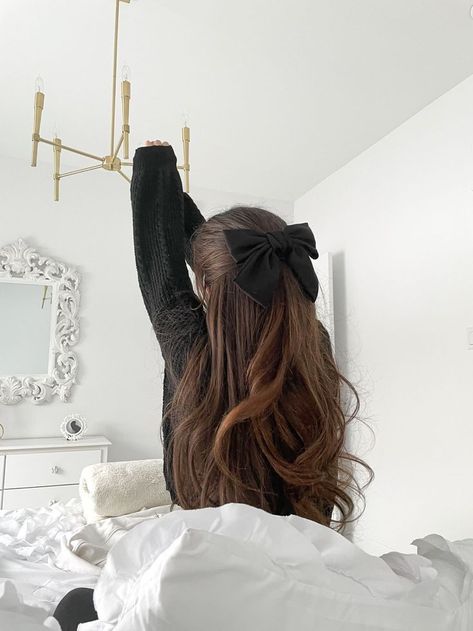 Hair Bows Brunette, Black Hair Ribbon Aesthetic, Aesthetic Curled Hairstyles, White Hair Ribbon Aesthetic, Hair With Black Ribbon, Hair Bow Half Up Half Down, Black Ribbon Outfit, Black Bows In Hair, Bow Hairstyles Aesthetic