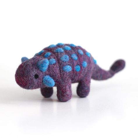 Linda🐼 | Needle Felted Animals na Instagramie: „It's my first time making one of these guys. Say hello to Ankylosaurus. Rawr.💜 I'm hoping to have all the dinos listed for Monday. I'll let…” Needle Felted Dinosaur, Needle Felted Fox, Felted Crochet, Felt Fox, Needle Felting Diy, Felting Ideas, Felted Wool Crafts, Needle Felting Kits, Felted Animals