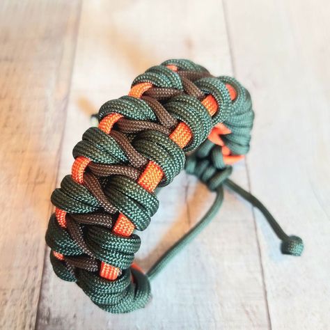 Handmade Paracord Bracelet Adjustable To Wrist. Well Made With Quality Paracord. Cord Projects, Paracord Bracelet Designs, Horseshoe Crafts Projects, Paracord Diy, Diy Bracelets Tutorials, Horseshoe Crafts, Survival Bracelet, Paracord Projects, Paracord Bracelet