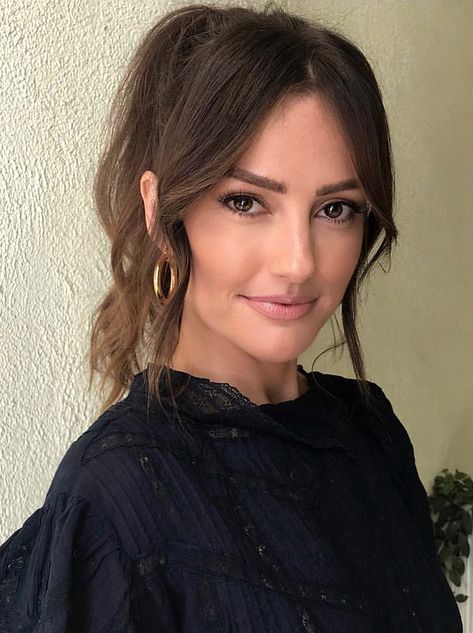 Minka Kelly ponytail and bangs hair style #ponytails Ponytail And Bangs, Half Down Ponytail, Half Up Half Down Ponytail, Bridesmaid Ponytail, Down Ponytail, Ponytail Hairstyle Ideas, Messy Ponytail Hairstyles, Short Ponytail, Pony Hairstyles