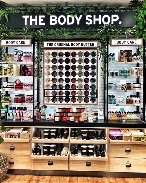 The Body Shop Aesthetic, Cosmetics Store Design, Body Shop Store, Store Display Design, Shopify Sales, Cosmetics Store, Store Concept, Jewelry Store Design, Pharmacy Design