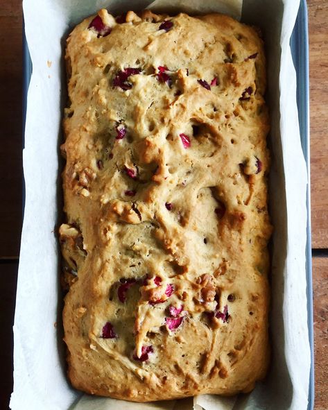 Walnut Loaf, Holiday Meal Planning, Loaf Cakes, Cranberry Bread, Walnut Bread, Frozen Cranberries, Bread Ingredients, Chocolate Chip Banana Bread, Chocolate Chip Recipes