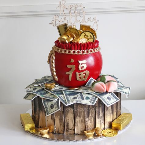 The Wealthy Money cake. The latest cake trend is the Surprise Money Cake or cake that has a roll of money that comes out, when pulling out/of the cake topper. It is fun. What A Perfect Gift! Sangjit Cake, Roll Of Money, Longevity Cake, Cake 2022, Chinese New Year Cake, Chinese Cake, Teapot Cake, Happy Birthday Cake Photo, Dragon Cake