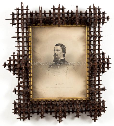 Tramp Art Frame, Framing Inspiration, Funky Frames, Art Crown, Peasant Art, Hobo Art, Tramp Art, Picture Frame Designs, Crown Of Thorns