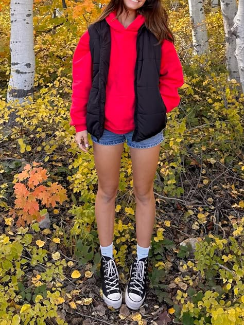 Fall Outfits With Jean Shorts, Halle Sandburg Outfit, Going On A Walk Outfit, Fall Outfits Shorts, Cold Outfits, Red Wood, Cute Preppy Outfits, Fall Fits, School Fits