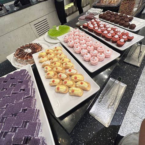 korean airport, korean airport lounge, desserts, asian food, asian desserts, cute, aesthetic, pasteries, cakes, cupcakes, pretty food, buffet Korean Buffet, Desserts Cute, Cupcakes Pretty, Korean Airport, Korean School, Korean Dessert, Food Asian, Food Buffet, Airport Lounge