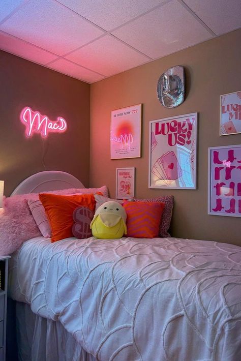 Perfect dorm for all our lucky girls! This is my dream dorm makeover, a cute and easy dorm room! Hawaii Dorm Room Ideas, College Dorm Pink Aesthetic, Dorm Inspo Pink, Colorful Dorm Room Ideas, Pink Dorm Room Aesthetic, Funky Dorm Room, Purple Dorm Room, Dorm Room Ideas Pink, Pink Dorm Room Ideas