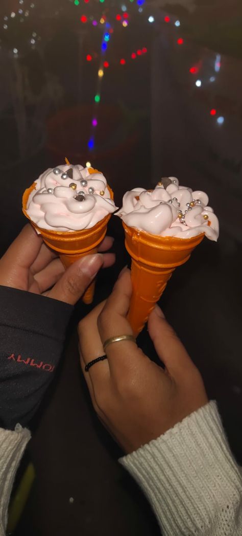 #ice cream#carnivals #cons cream#friends #no face#aesthetic# Bestie No Face Pics, Two Besties Aesthetic No Face, Bsf Pics No Face, Best Friend Pictures Aesthetic No Face, No Face Aesthetic, Hands Pics, Bestie Pics, Best Friend Couples, Cream Aesthetic