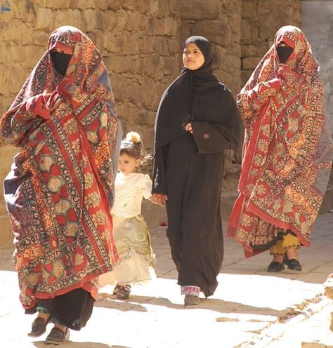 Yemen Clothes, Yemeni Women, Yemen Women, Yemen Clothing, Popular Costumes, Outdoor Dress, Indian Bride Outfits, Jewish Culture, Arab Women