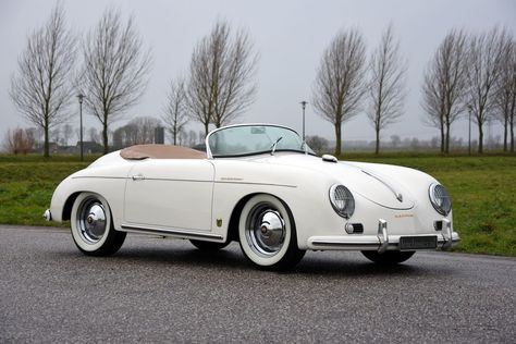 😍 🏎 A timeless classic, the Porsche 356 Speedster is a must-have for any car enthusiast. With its sleek design and powerful engine, this car is sure to turn heads wherever you go. 🚗💨 Available now at Lex Classics, this 356 Speedster is in excellent condition and ready to be driven. So what are you waiting for? Come take a look today! Porsche 365, Porsche Speedster, 356 Porsche, Porsche 356 Speedster, 356 Speedster, Retro Auto, Porsche Sports Car, Porsche Classic, Vintage Porsche