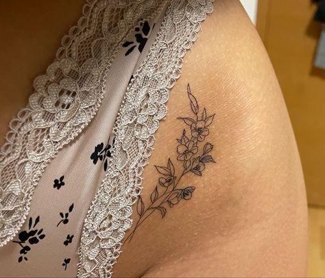 Hawaii Floral Tattoo, Cheap Tattoos For Women, Tulip Hip Tattoo, Small Flower Hip Tattoo, Flower Tattoos On Hip, Women’s Hip Tattoo, Hip Tattoo Flower, Timeless Tattoos For Women, Hip Flower Tattoo