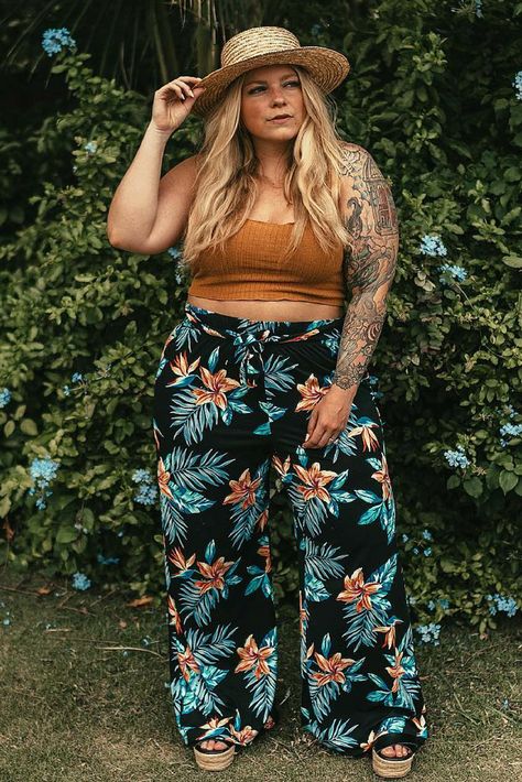 Island Style: Floral Palazzo Pants with Tan Crop Top and Straw Hat | Plus Size Holiday Outfit Beach Outfit Plus Size, Floral Palazzo Pants, Fest Outfits, Plus Size Summer Outfits, Holiday Outfit, Plus Size Summer, Island Style, Plus Size Kleidung, Pantalon Large