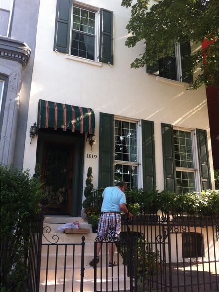 A Gorgeous Greek Revival Row House in Fairmount, Philadelphia – Row House Living Philadelphia Row House, Philadelphia Homes, Fairmount Philadelphia, Mirrored Tile, Historic Philadelphia, Parlor Floor, Pennsylvania Travel, Wooden Stairs, Greek Revival