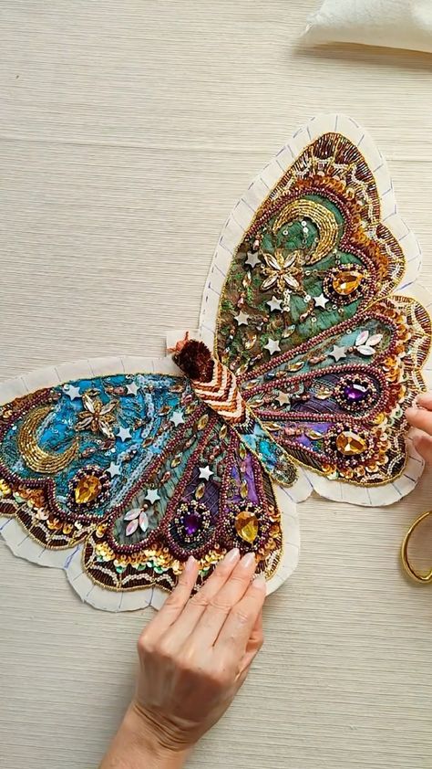 Embroidery.Вышивка.Handmade (@world_embroidery) • Instagram-foto's en -video's Beading And Embroidery, Textile Projects Ideas, 3d Beading Embroidery, Best Embroidery Designs, Beaded Work, Different Embroidery Designs, Bead Embroidery Art, Beading Embroidery On Fabric, Beading On Clothes