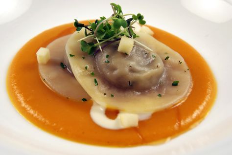 Duck confit ravioli, sweet potato purée, bourbon gastrique, tart apple Confit Potatoes, Duck Confit, Bistro Food, Potato Puree, Fine Dining Recipes, Duck Recipes, Ravioli, Food Presentation, Food Plating