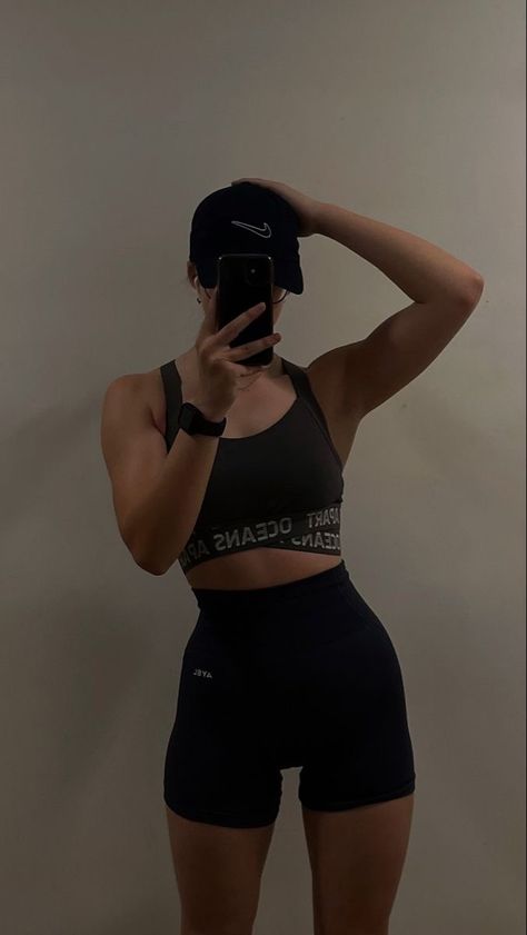 Sleepers Build Gym, Sleeper Body Build, Sleeper Build Gym, Aybl Gym Outfits, Sleeper Build Women, Muscular Girl Aesthetic, Muscular Woman Aesthetic, Sleeper Build, Oceans Apart