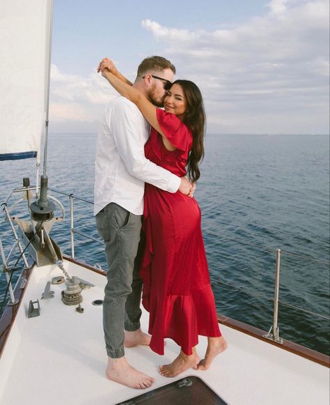 Couple On Yacht Aesthetic, Pre Wedding On Boat, Boat Couple Poses, Yacht Couple Photoshoot, Yacht Pose Ideas, Cruise Poses Photo Ideas Couple, Cruise Couple Pictures, Yacht Photo Ideas, Ship Photoshoot