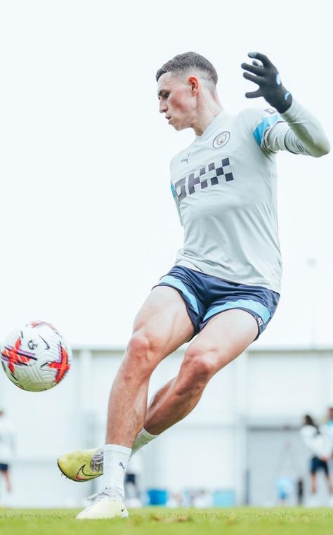 Football Pose Reference, Soccer Pose Reference, Soccer Poses, Soccer Drawing, Football Poses, Phil Foden, Football Photography, Male Models Poses, Soccer Guys