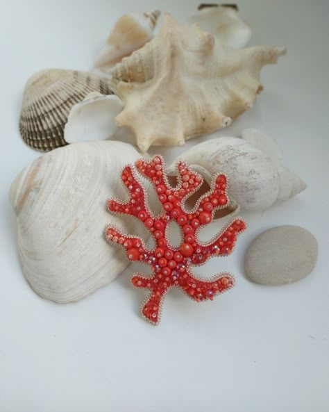 Shell Bead Embroidery, Beaded Lobster, Seed Bead Art, Micro Mosaic Jewelry, Beaded Shirt, Diy Bead Embroidery, Felt Beads, Motifs Perler, Rope Crafts Diy